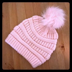 Knitted beanie with Pom-pom
